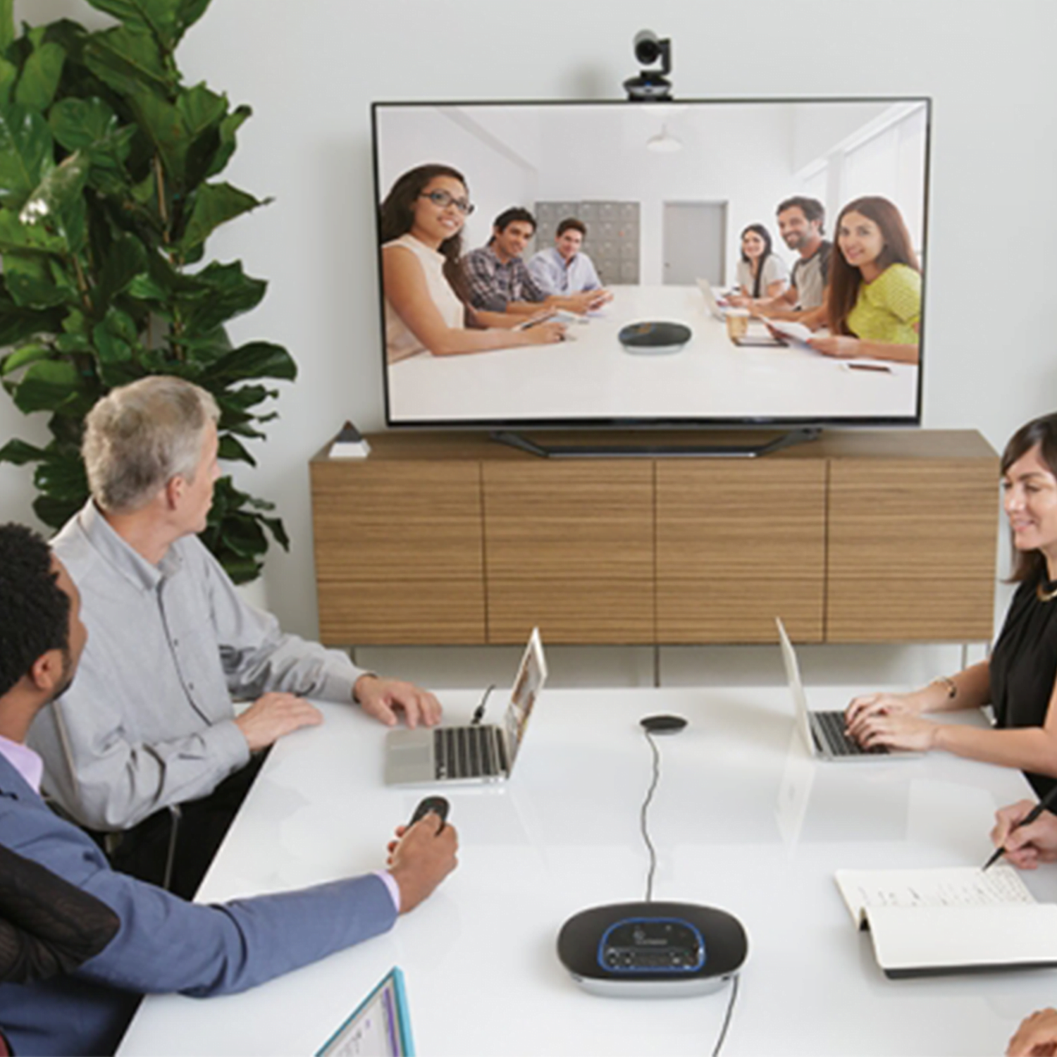 1. Square LOGITECH Rekomendasi - LOGITECH Group