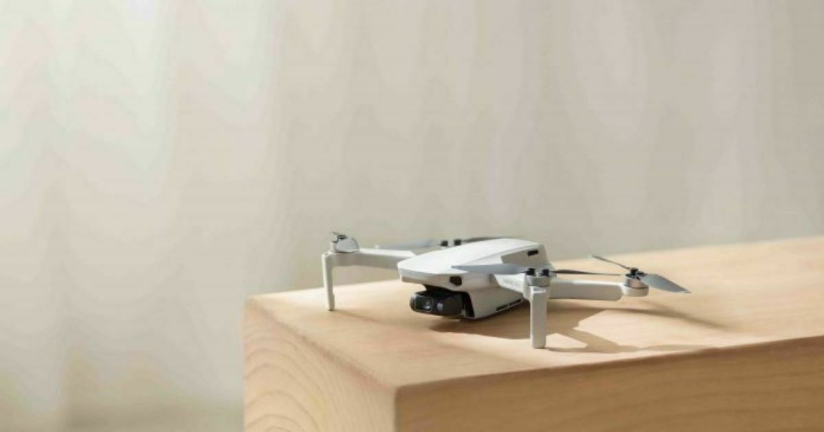 promo drone dji mavic mini 2 menerbangkan drone dalam ruangan