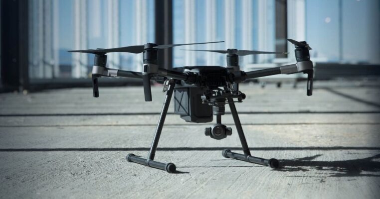 drone dji, menerbangkan drone dji saat hujan